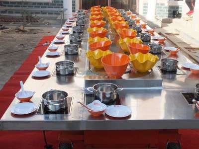 旋转小火锅设备多少钱？选购价格优惠的回转火锅设备，就选玲珑厨具厂